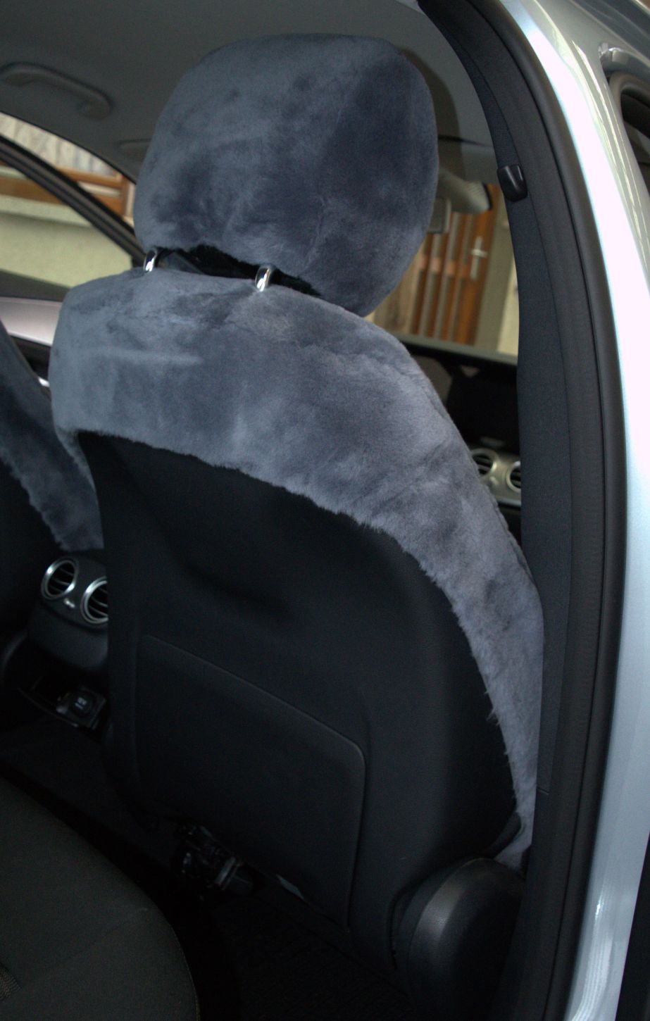 Autositzbezug aus Lammfell für Mercedes W213 in Farbe Silber mit bezogener Kopfstütze, Rückansicht